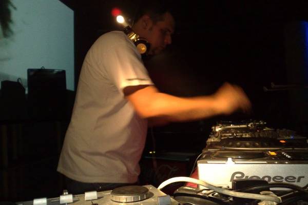 Rober poniendo musica