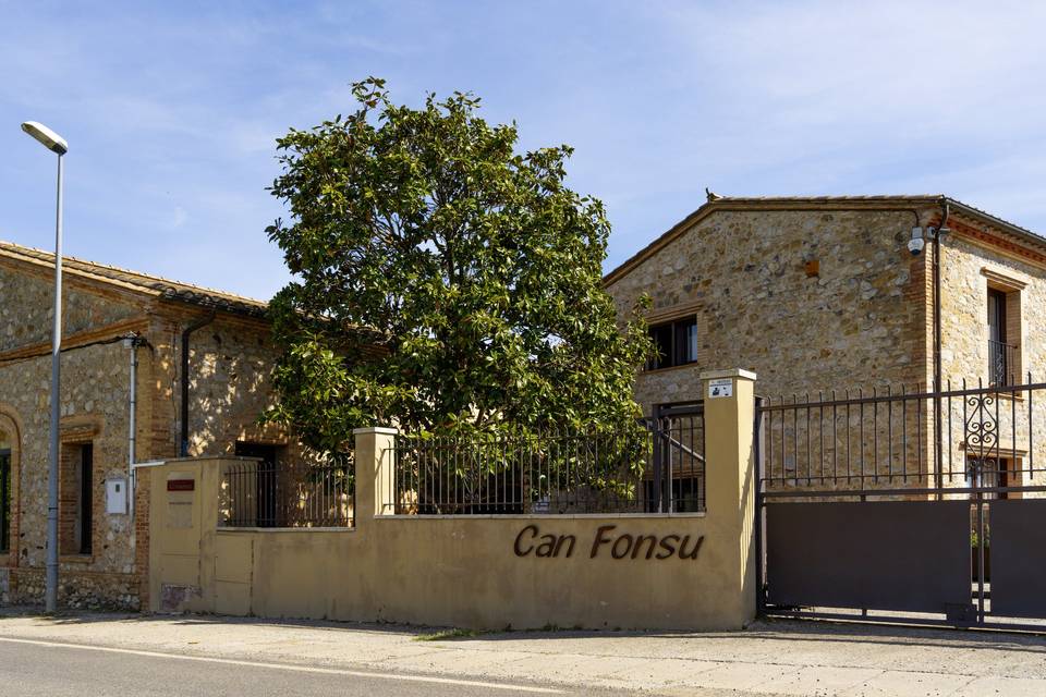 EDIFICIO_PIEDRA_RUSTICO_VENTANAS_OSCURAS