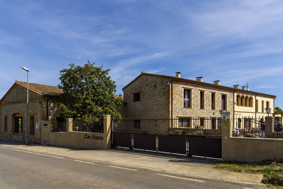 EDIFICIO_RURAL_PIEDRA_LADRILLO_TEJA_NARANJA