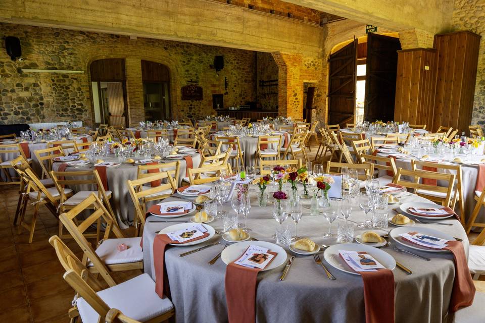 MESA_BODA_MADERA_RUSTICA_INTERIOR