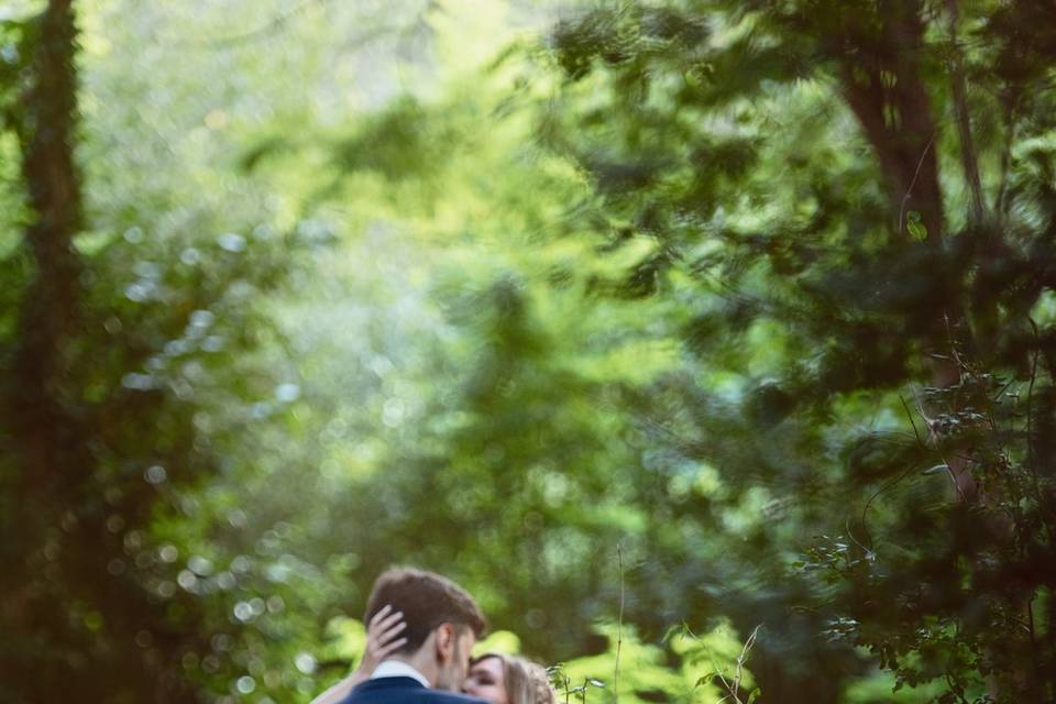 Pareja fondo dentro bosque