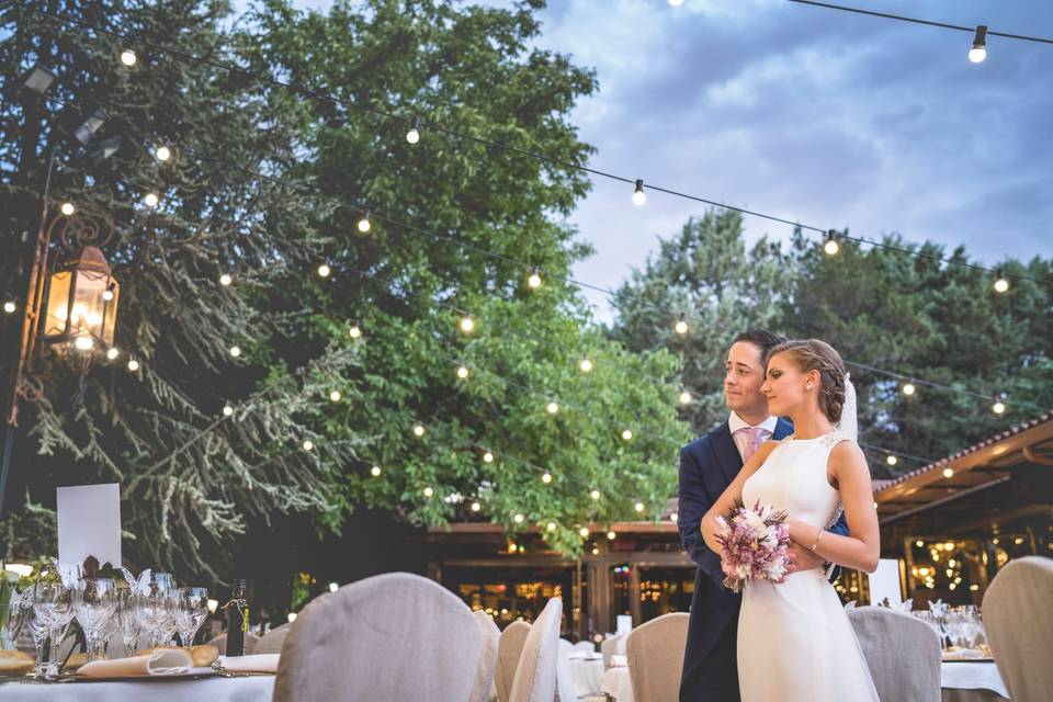 Novios en terraza