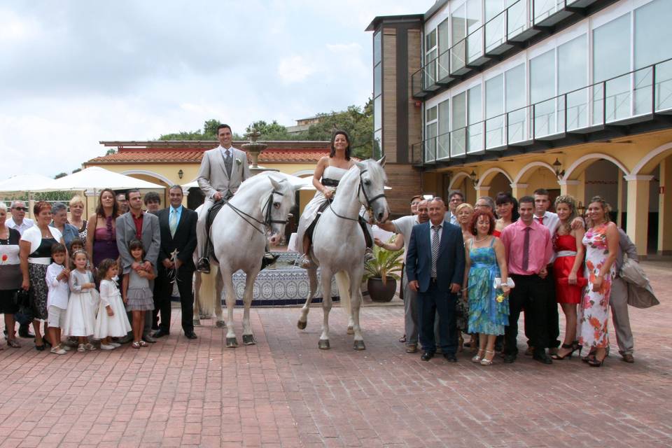 Novios con caballos + família