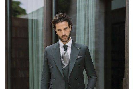 Traje novio cruzado