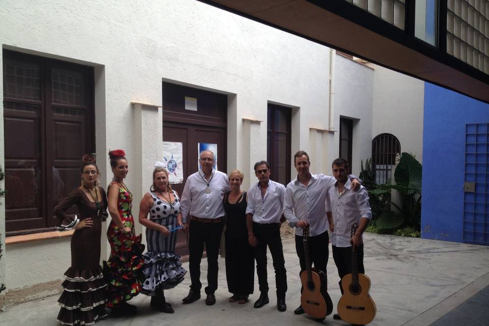 Preparando para salir a cantar