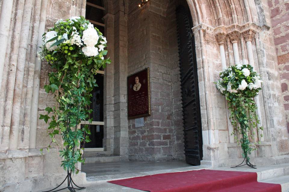 Centros en la puerta de la iglesia