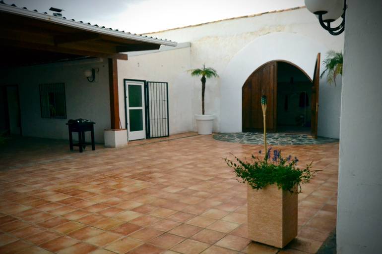 Salón semicubierto de la finca