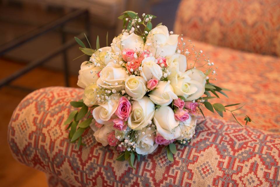 Rosas y lisianthus