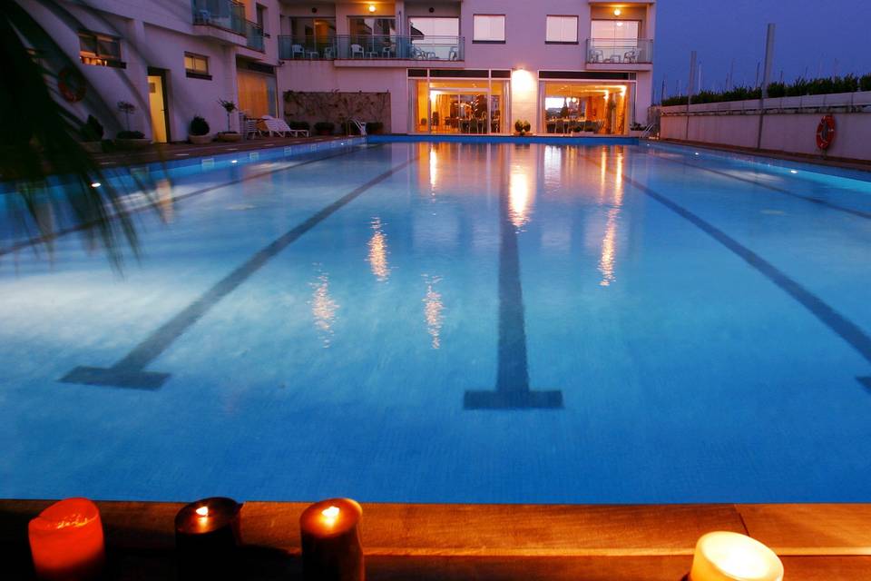 Piscina del hotel de noche