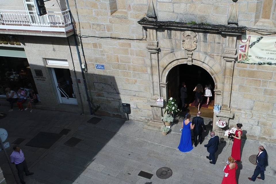 Entrada a la iglesia