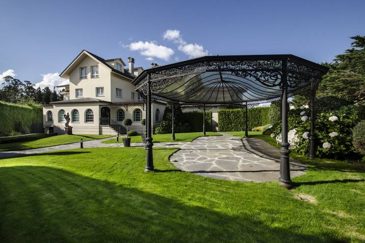 Hotel - jardín pérgola