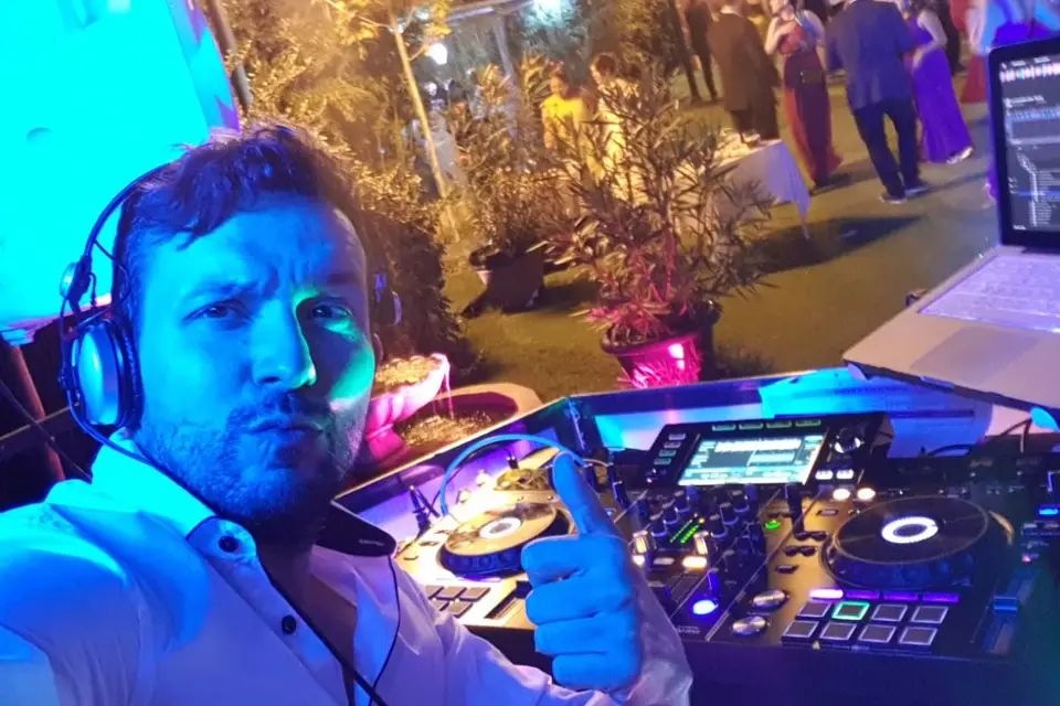 DJ Sergi CC animando una boda memorable
