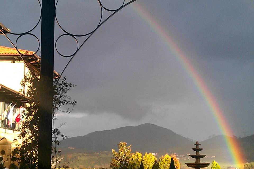 Fuente y arco de piedra