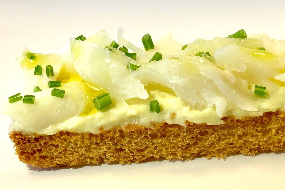 Tosta de anchoa de Lastres