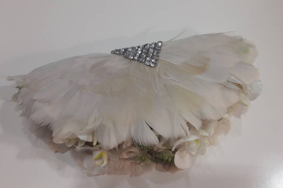 Ramo de novia con plumas y diamante