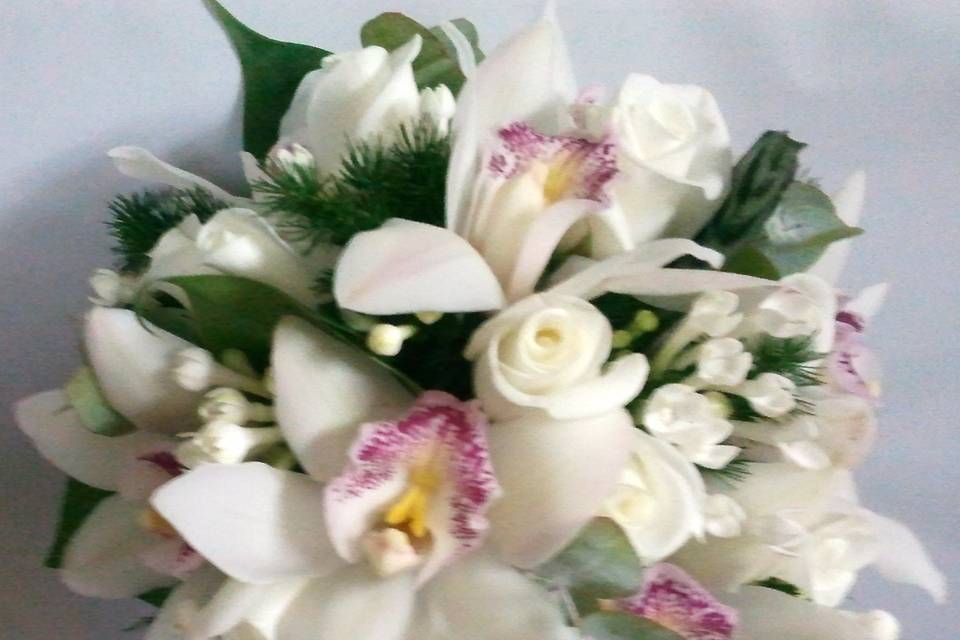 Bouquet circular con orquideas y rosas