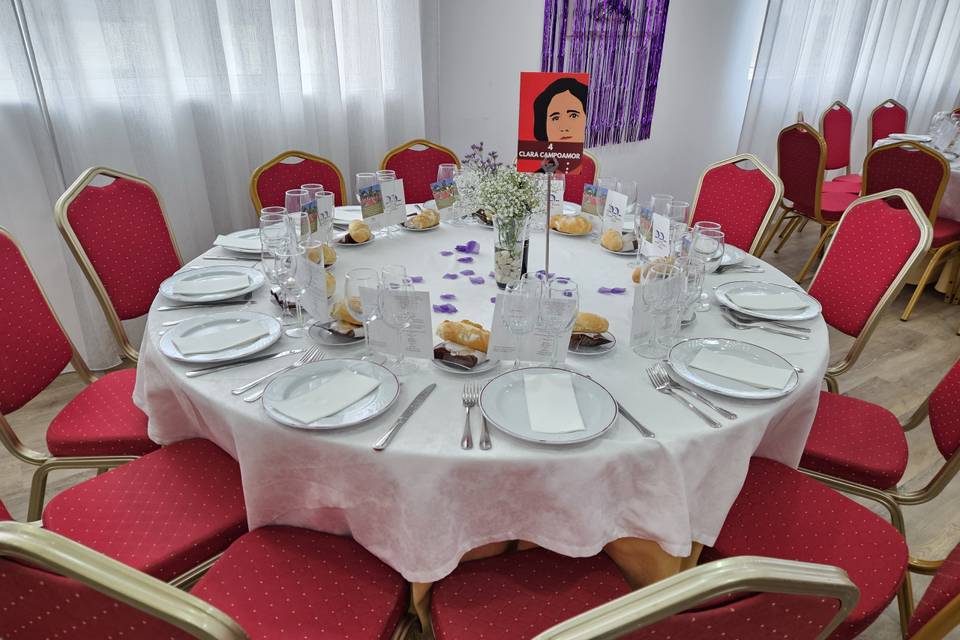 Salón interior mantel burdeos