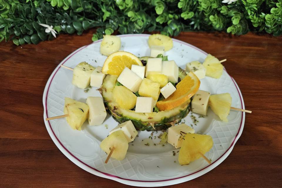 Brochetitas de queso y piña