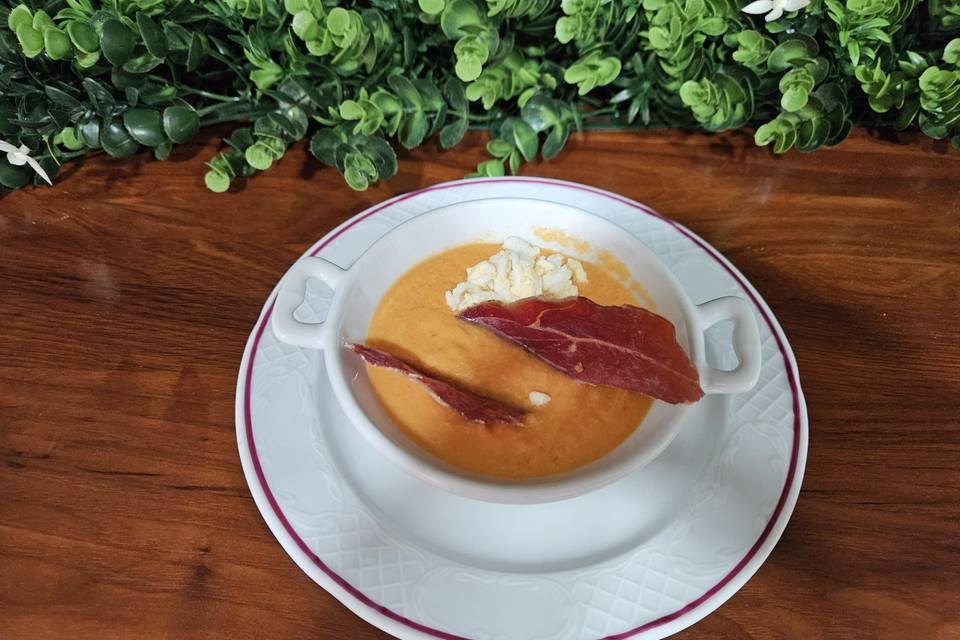 Salmorejo con láminas de Jamón