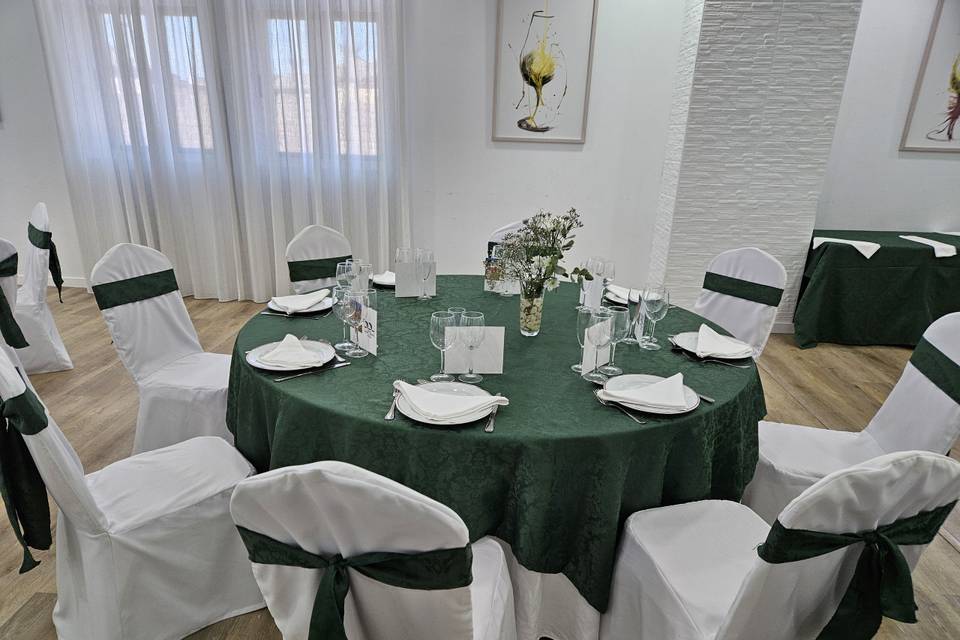 Mantel Verde con sillas con fu