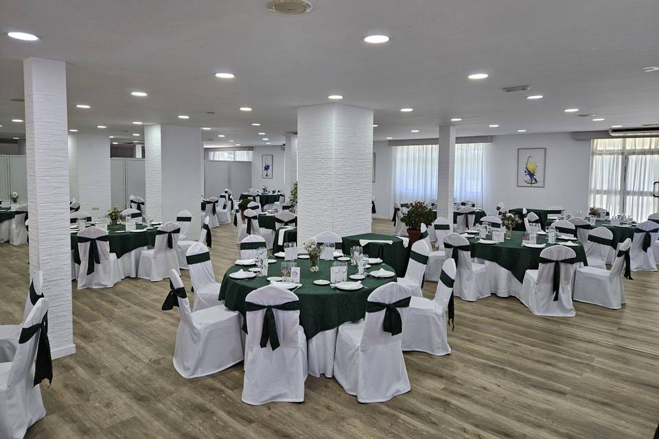 Mantel Verde con sillas con fu