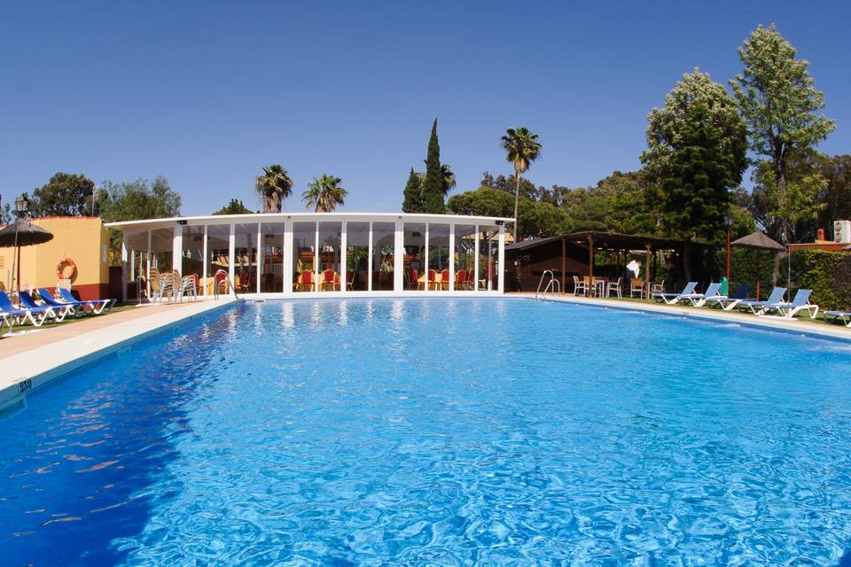 Piscina con Vista salón Crista