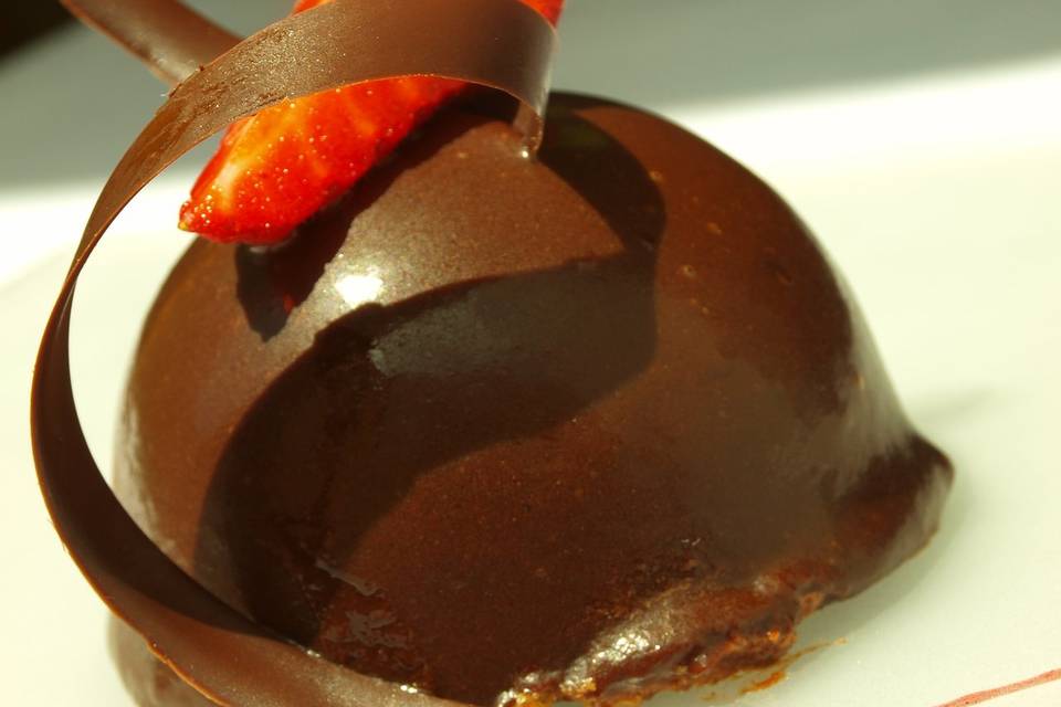 Postre de fruta con chocolate