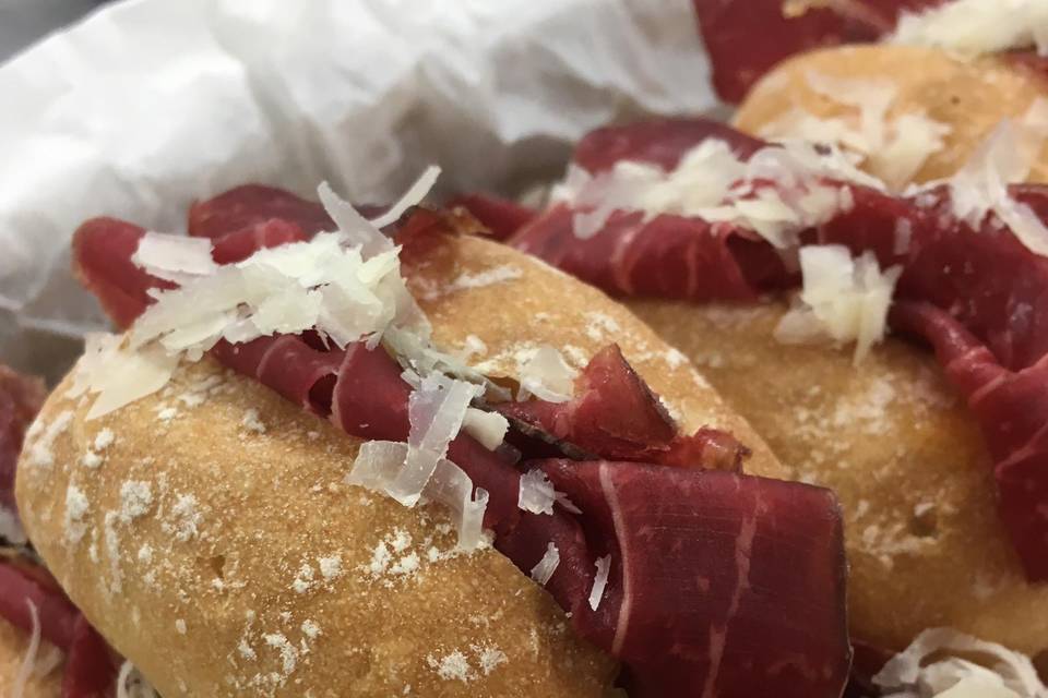 Montadito cecina y parmesano