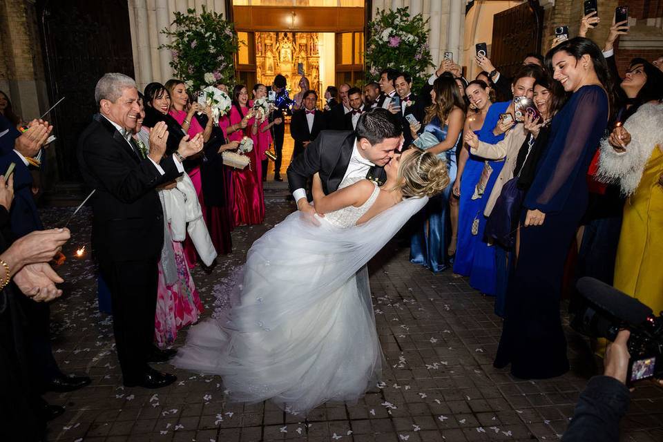 Beso apasionado en la noche