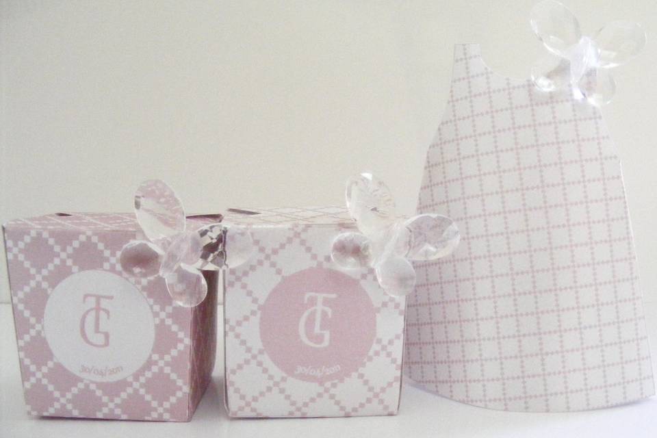 Detalle caja y vestido con mariposa