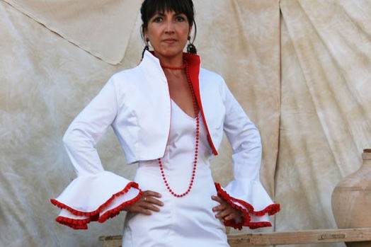 Vestido con chaqueta en blanco y rojo