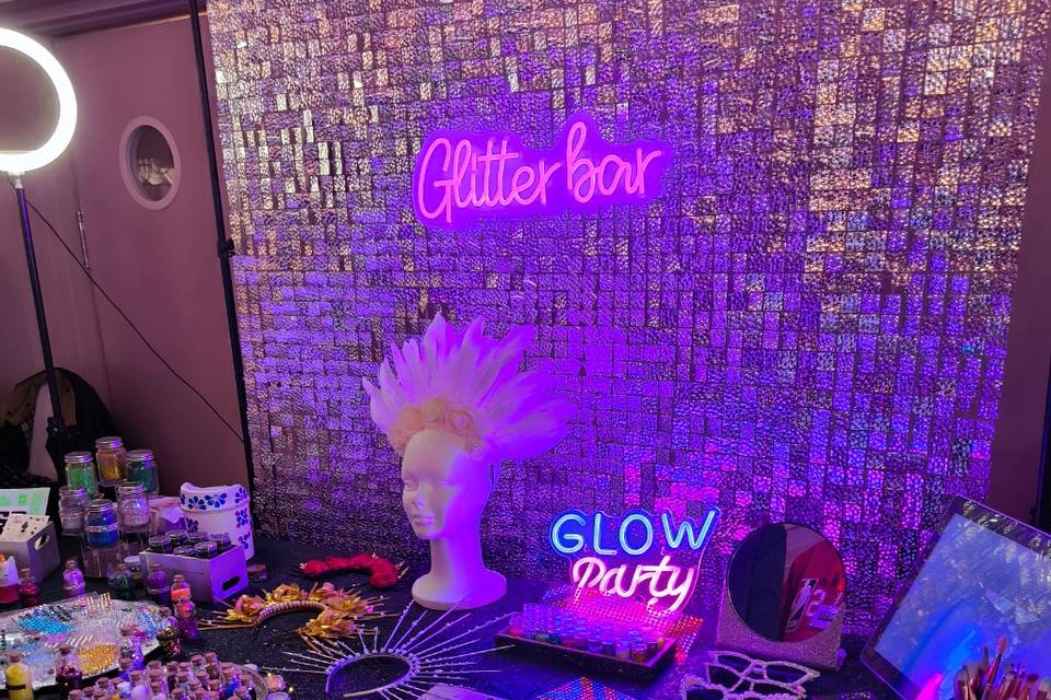 Glitter stand 2025