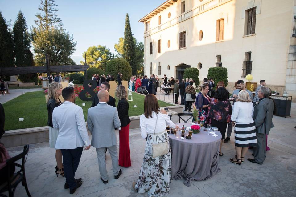 Aperitivo en jardín lateral