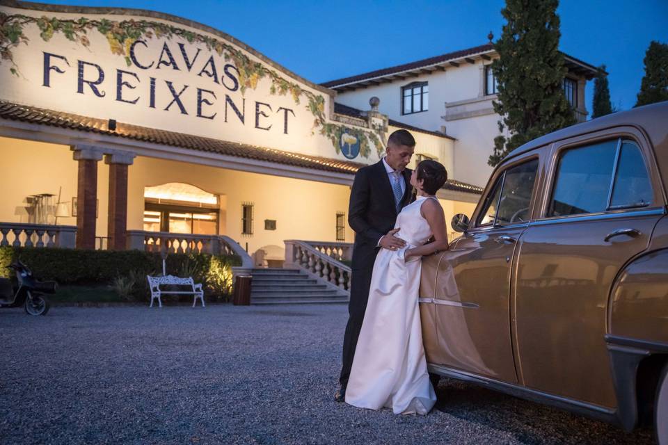 Novios en entrada a las cavas