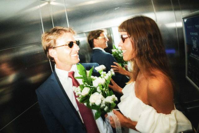 Novios en el ascensor