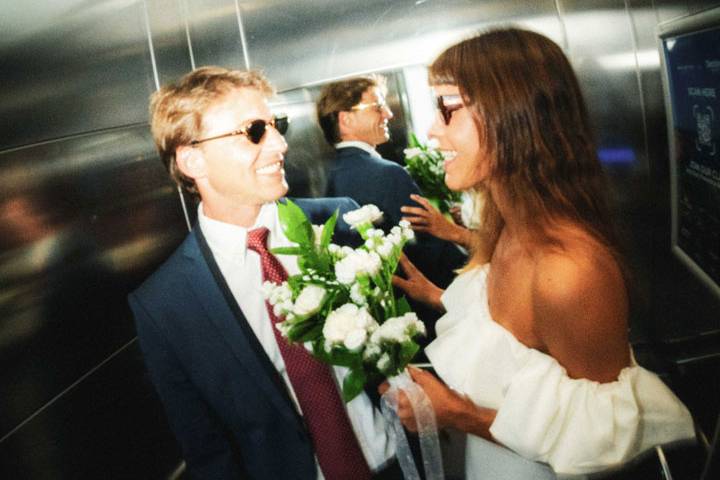Novios en el ascensor