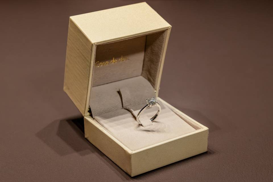Anillo diseño estuche