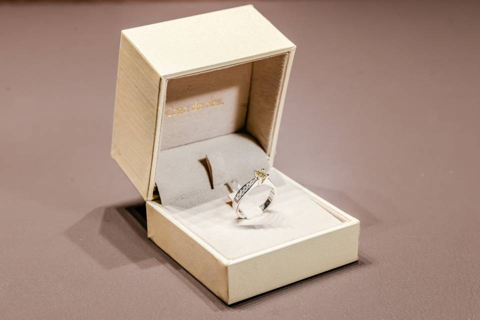 Anillo en caja crema abierta