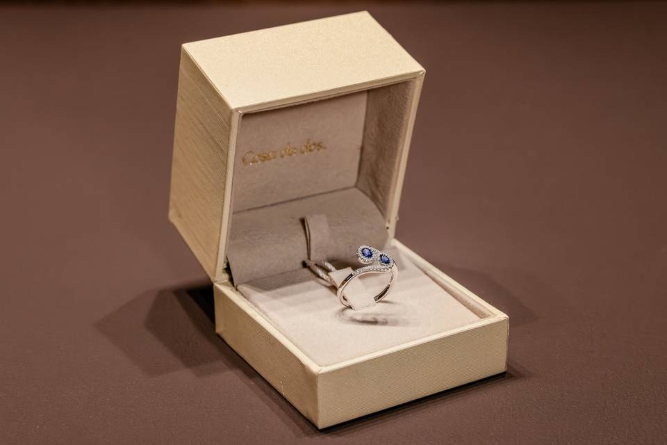 Anillo oro blanco estuche