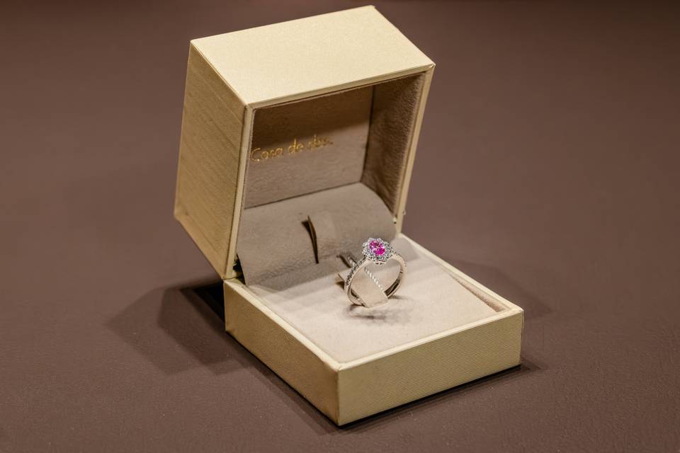 Anillo piedra púrpura estuche