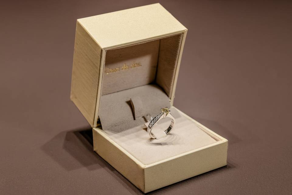 Anillo topacio estuche