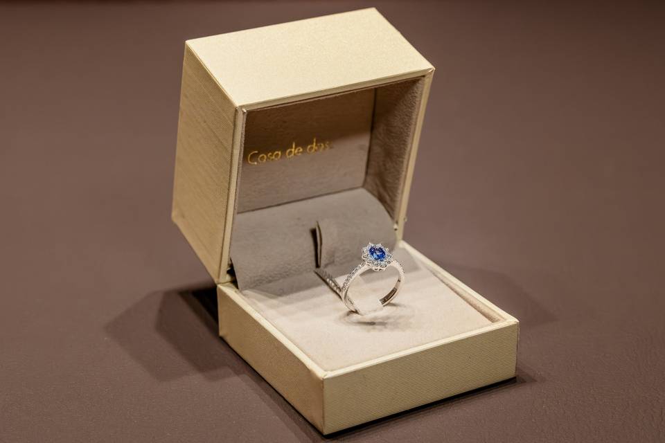 Anillo zafiro estuche