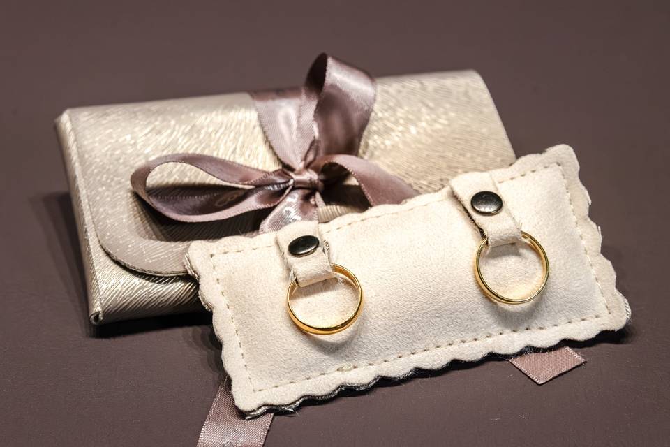 Anillos de boda sobre cojin
