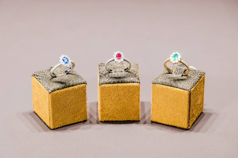 Anillos en pedestales de exhibicion