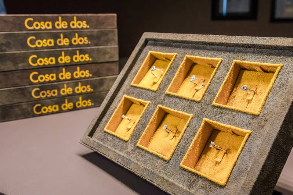 Bandeja de exhibicion con anillos de oro