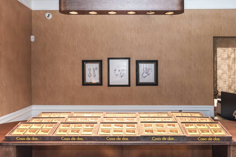 Primer plano de mesa de joyas