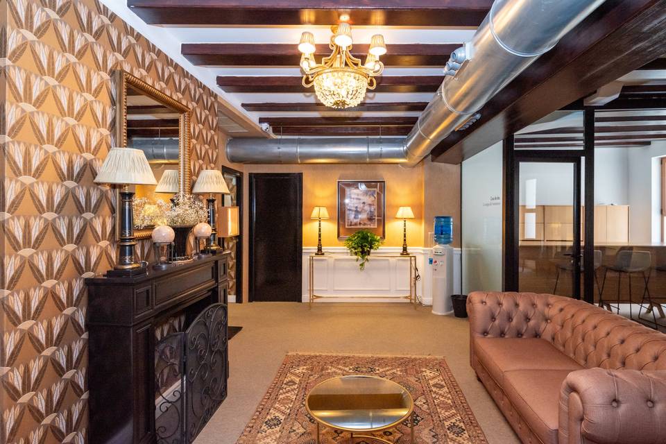 Sala con sofa y chimenea