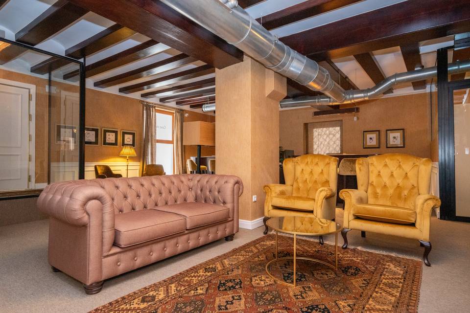 Sala con sofa y sillones amarillos