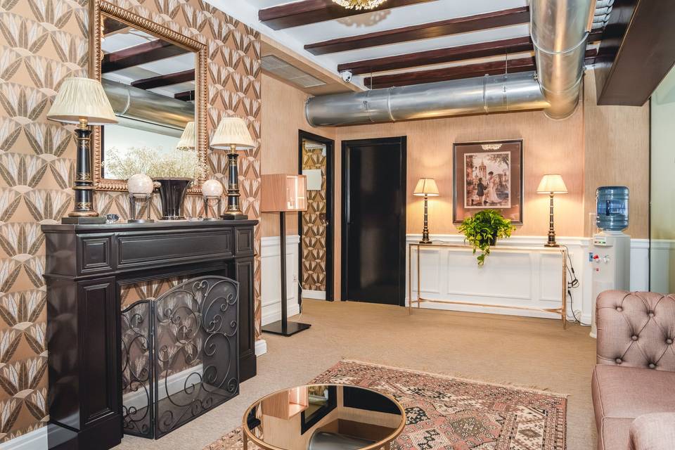Sala de espera con chimenea