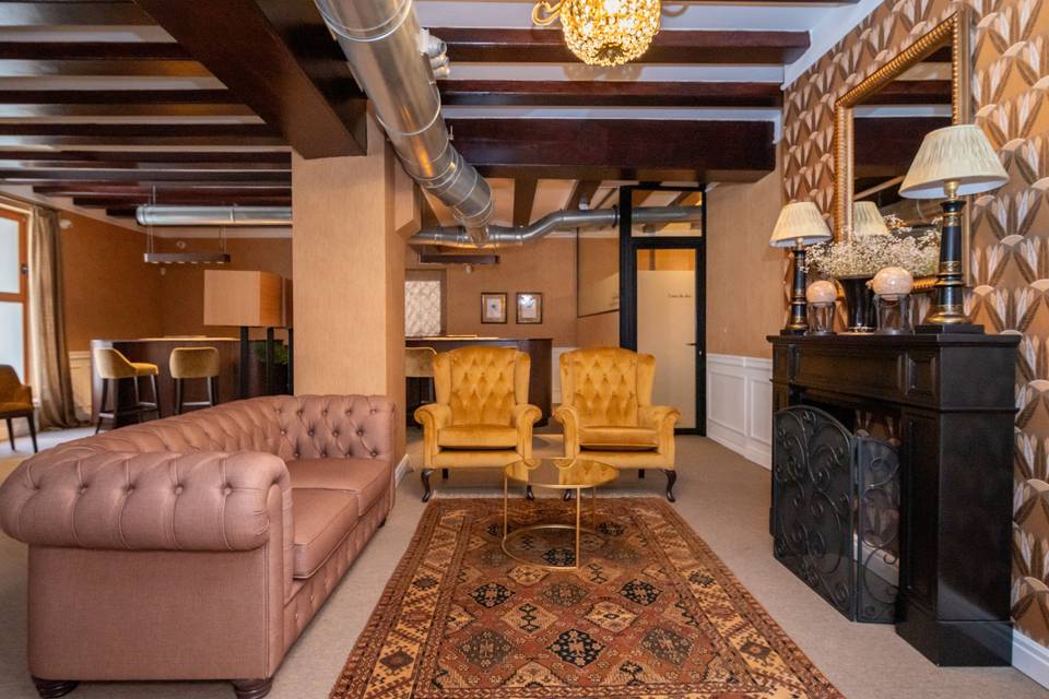 Sala de exposicion con sillones